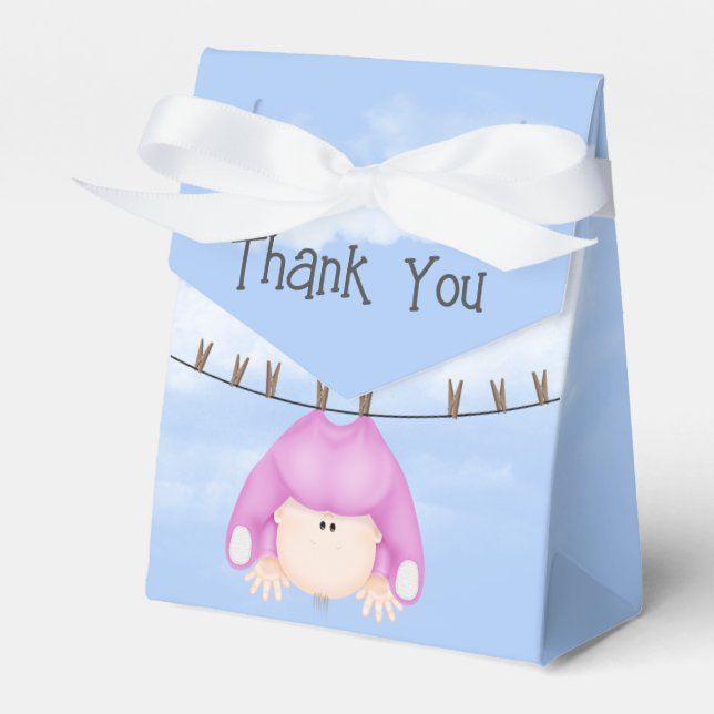 Caixinha De Lembrancinhas Garota Bebê pendurada na linha de roupas (Frente)