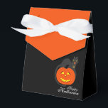 Caixinha De Lembrancinhas Gato na Abóbora, Halloween<br><div class="desc">Gato na Pumpkin,  Bag do Favor do Halloween. Excelente de Halloween,  Birthdays e.t.c. Uma gata bonita vestindo um símbolo de pentagrama de bruxas em volta do pescoço enquanto se aperta sobre uma abóbora de Halloween.</div>
