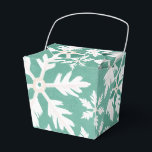 Caixinha De Lembrancinhas Grandes Flocos de Neve Caindo Fundo Verde<br><div class="desc">Ótimo para lembrancinhas de Natal ou pequenos presentes. Crie um presente de Natal lindo para todos que você ama. Esse padrão de Natal desenhado por um artista é perfeito para usar em uma festa de Natal, mas também pode ser usado para um casamento de inverno ou de Natal, festa de...</div>