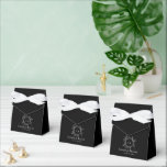 Caixinha De Lembrancinhas Guardanapos Impressos Pretos Elegantes de Luxo<br><div class="desc">Junte-se a nós como honramos uma bela jornada de amor e devoção numa Celebração especial. Vamos fazer um brinde a lembranças queridas, risos, e a um amor que resistiu ao teste do tempo. Ficaríamos encantados por celebrar este marco com a família e os amigos que fizeram parte da nossa maravilhosa...</div>