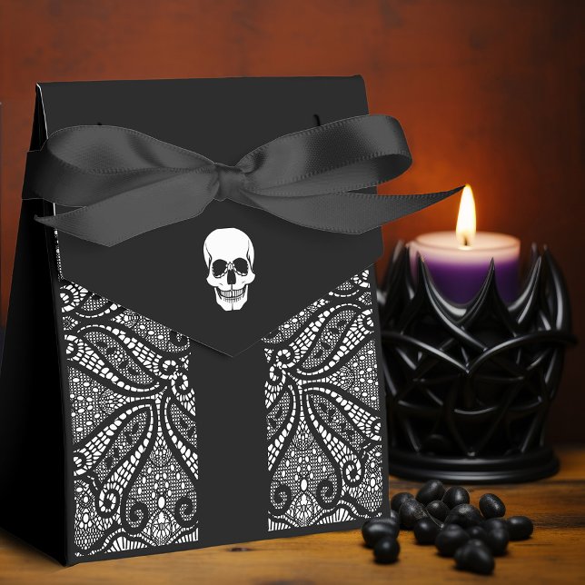 Caixinha De Lembrancinhas Hallowedding do crânio Gótico de renda preta Elega (Gothic Halloween wedding favor packaging: Elegant black & white lace pattern with skull and ribbon.)