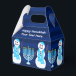 Caixinha De Lembrancinhas Hanukkah Jewish Snowman Blue Menorah Childrens<br><div class="desc">Personalize isso agora! Texto personalizado e diversão design para crianças ou adultos farão essas caixas de favor pop na sua festa de Chanucá. Coloque adesivos Chanukkah, lápis de férias e chocolate em cada um e use como parte da decoração da mesa. Há muito mais produtos coordenadores disponíveis com este bonitinho...</div>
