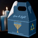 Caixinha De Lembrancinhas Hanukkah Love and Light Menorah Custom Blue Party<br><div class="desc">Uma caixa de favorecimento do partido Amor e Chanucá Luz personalizado para presentes da família judia numa festa Chanukah ou numa sinagoga. Personalize com seu próprio sobrenome ou informações de grupo em azul em volta do bonito ouro e da menorah azul.</div>