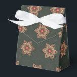 Caixinha De Lembrancinhas Holly Star Green Favor Box<br><div class="desc">Este padrão festivo e elegante adiciona um encanto do velho mundo à sua decoração de férias. A estrela de som holístico lembra um design Celta. O fundo tem um design sutil da natureza e flocos de neve inspirados em folha. As cores e trabalho de arte Holly nesta coordenada design com...</div>