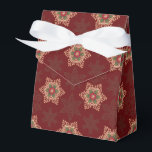 Caixinha De Lembrancinhas Holly Star Red Favor Box<br><div class="desc">Este padrão festivo e elegante adiciona um encanto do velho mundo à sua decoração de férias. A estrela de som holístico lembra um design Celta. O fundo tem um design sutil da natureza e flocos de neve inspirados em folha. As cores e trabalho de arte Holly nesta coordenada design com...</div>