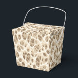 Caixinha De Lembrancinhas Impressão de Leopardo<br><div class="desc">Esta caixa de lembrancinha de festa é mostrada em uma impressão de leopardo de safari moderno.
Cores em tons bege e marrom.
Personalize este item ou compre como mostrado.



Imagem de estoque</div>