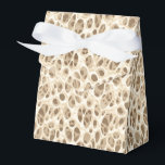 Caixinha De Lembrancinhas Impressão Leopardo<br><div class="desc">Esta caixa de favoritos é mostrada em uma versão safari do leopardo moderno. Cores de tons bege e castanho. Personalize este item ou comprar conforme mostrado. Imagem do stock</div>