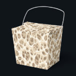 Caixinha De Lembrancinhas Impressão Leopardo<br><div class="desc">Esta caixa de favoritos é mostrada em uma versão safari do leopardo moderno. Cores de tons bege e castanho. Personalize este item ou comprar conforme mostrado. Imagem do stock</div>