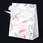 Caixinha De Lembrancinhas Jardim de Sussurro<br><div class="desc">A suíte de convite do "Jardim Suspiro" captura a beleza serena de um refúgio floral abrigado em pastel. Flores suaves e cor-de-rosa entrelaçam-se graciosamente numa simples canvas creme, evocando uma sensação de romance suave e encanto etéreo. Projetado para aqueles que apreciam elegância subestimada, este convite sussurra de começos doces e...</div>