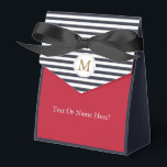 Caixinha De Lembrancinhas Listras da Marinha Chic Bloco de Cor Vermelha Mono<br><div class="desc">Este design chic e elegante apresenta um padrão moderno de blocos de cores, perfeito para adicionar um toque sofisticado a qualquer evento. A obra de arte combina listras clássicas em azul-marinho e branco com uma seção vermelha ousada, criando um contraste visual impressionante. Um monograma dourado luxuoso e uma gravata preta...</div>