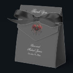 Caixinha De Lembrancinhas Lustre Preto Gótico Intrincado Com Rosas<br><div class="desc">Expresse sua gratidão com sofisticação e estilo usando nossa intrincada caixa de agradecimento de casamento gótico preto. Contra um pano de fundo de cinza profundo, um lustre preto ousado rouba a cena, incorporando o charme da beleza em meio à escuridão. Iluminado por três velas tremeluzentes, este lustre cativante é adornado...</div>