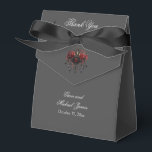 Caixinha De Lembrancinhas Lustre Preto Gótico Intrincado Com Rosas<br><div class="desc">Expresse sua gratidão com sofisticação e estilo usando nossa intrincada caixa de agradecimento de casamento gótico preto. Contra um pano de fundo de cinza profundo, um lustre preto ousado rouba a cena, incorporando o charme da beleza em meio à escuridão. Iluminado por três velas tremeluzentes, este lustre cativante é adornado...</div>