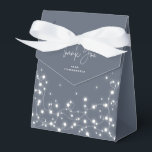 Caixinha De Lembrancinhas Luzes brilhantes azuis Obrigado<br><div class="desc">Uma coroa de Natal de luzes cintilantes contra uma cinza azul. A fonte do script "Obrigado" é uma imagem - para que possa ser redimensionada, rotacionada e reposicionada. O resto do texto é perfeitamente editável. Outras cores, diferentes tamanhos/formas da caixa de favoritos e itens de coordenação estão disponíveis na minha...</div>