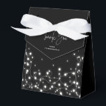 Caixinha De Lembrancinhas Luzes brilhantes brancas e pretas, obrigado<br><div class="desc">Uma coroa de Natal de luzes cintilantes contra um fundo preto. A fonte do script "Obrigado" é uma imagem - para que possa ser redimensionada, rotacionada e reposicionada. O resto do texto é perfeitamente editável. Outras cores, diferentes tamanhos/formas da caixa de favoritos e itens de coordenação estão disponíveis na minha...</div>