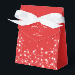 Caixinha De Lembrancinhas Luzes Cintilantes Vermelhas Obrigado<br><div class="desc">Uma coroa de Natal de luzes cintilantes contra um fundo vermelho. A fonte do script "Obrigado" é uma imagem - para que possa ser redimensionada, rotacionada e reposicionada. O resto do texto é perfeitamente editável. Outras cores, diferentes tamanhos/formas da caixa de favoritos e itens de coordenação estão disponíveis na minha...</div>