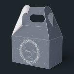 Caixinha De Lembrancinhas Luzes De Espumante Da Cinza Azul Obrigado<br><div class="desc">Uma coroa de Natal de luzes cintilantes contra uma cinza azul. A fonte do script "Obrigado" é uma imagem - para que possa ser redimensionada, rotacionada e reposicionada. O resto do texto é perfeitamente editável. Outras cores, diferentes tamanhos/formas da caixa de favoritos e itens de coordenação estão disponíveis na minha...</div>