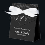 Caixinha De Lembrancinhas Luzes de string personalizadas preto elegante<br><div class="desc">A Corda Personalizada Acende Uma Caixa De Favor Preta Elegante com arco branco e Luzes de Corda lindas. A melhor caixa de festas de casamento de sempre. Adicione o nome da noiva e do noivo e a data do casamento.</div>