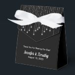 Caixinha De Lembrancinhas Luzes de string personalizadas preto elegante<br><div class="desc">A Corda Personalizada Acende Uma Caixa De Favor Preta Elegante com arco branco e Luzes de Corda lindas. A melhor caixa de festas de casamento de sempre. Adicione o nome da noiva e do noivo e a data do casamento.</div>