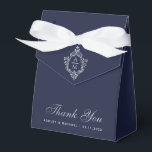 Caixinha De Lembrancinhas Marinho De Casamento Blue Vintage Monograma Obriga<br><div class="desc">Uma caixa de favoritos de casamento azul marinho. No flape, tem uma crista de folha prateada falsa com um monograma, de duas iniciais. A mensagem Obrigado está escrita na parte inferior, num roteiro de cinza elegante, a ocasião e a data são escritas em bonés por baixo. O fundo é marinho...</div>