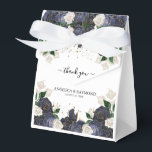 Caixinha De Lembrancinhas Marinho e Branco Agradecimento de Casamento Floral<br><div class="desc">Faça com que seus convidados se sintam especiais com essas caixas de lembrança únicas! Agradeça aos convidados com essas elegantes caixas de lembrança. Com estampa floral azul-marinho e branca e detalhes em dourado falso para adicionar um toque de luxo, texto em caligrafia 'Obrigado', nomes e data. São perfeitas para um...</div>