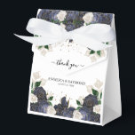 Caixinha De Lembrancinhas Marinho e Casamento Elegante Floral Branco Obrigad<br><div class="desc">Faça seus hóspedes se sentirem especiais com essas caixas de favoritos de um tipo! Obrigados convidados com essas caixas de favor elegantes. Apresentando flores de marinho e rosa branca com sotaques de ouro falsos para adicionar aquele pedaço de luxo, roteiro de caligrafia 'Obrigado', nomes e data. Estas são perfeitas para...</div>