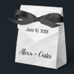 Caixinha De Lembrancinhas Mármore Branco Abstrato Casamento<br><div class="desc">Design abstrato de mármore branco suave com texto.
Todo o texto pode ser alterado.</div>