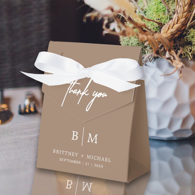 Caixinha De Lembrancinhas Minimalista Obrigada pelo casamento Tan (Tan beige Thank you tented favor box bag is a perfect way to package your guest wedding favors.)
