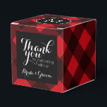 Caixinha De Lembrancinhas Monograma de Padrão de Xadrez de Buffalo Vermelho<br><div class="desc">Um design robusto e masculino com uma área para monogramas. Um padrão clássico e tradicional que existe há anos. Se precisar ajustar o trabalho de arte ou alterar a fonte,  clique na área personalizar. Isso o levará à ferramenta design onde você pode fazer muitas mudanças.</div>