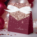 Caixinha De Lembrancinhas Monograma Dourado de Brilhante Rosa Rosa Rosa Rosa<br><div class="desc">Rosa Dourado - Blush Pink and Burgundy Sparkle Glitter Monogramme Name and Initial Paper Party Gift Boxes Isto faz o doce e perfeito aniversário de 16 anos,  casamento,  chá de panela,  aniversário,  chá de fraldas ou presente de festa de solteira para alguém que ama luxo e estilos quíticos.</div>