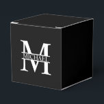 Caixinha De Lembrancinhas Monograma e Nome Personalizados<br><div class="desc">Monograma personalizado e presentes de nome com monograma personalizado e nome no estilo de fonte de serif clássico. Perfeito como presentes de dia de os pais para pai,  presentes para avô,  marido,  noivo,  melhor homem,  padrinhos de casamento e muito mais.</div>