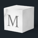 Caixinha De Lembrancinhas Monograma e Nome Personalizados do Marble Branco<br><div class="desc">O Design de Monograma e Nome Personalizado apresenta um monograma e um nome personalizados no estilo de fonte de serif clássico. Perfeito para casamento,  feriado,  reunião familiar e para quaisquer ocasiões especiais.</div>