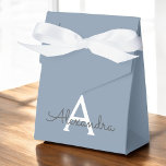 Caixinha De Lembrancinhas Monograma Moderno Minimalista Dusty Blue Elegante<br><div class="desc">Apresentando nossa Coleção Elegante de Monograma Moderno Minimalista e Dusty: Eleve seu estilo com sofisticação e charme de eterno subestimados. Nossa coleção apresenta designs minimalistas em uma matiz azul suja, aperfeiçoada com monogramas elegantes adaptados ao seu gosto pessoal. De papelaria refinada a acessórios versáteis, cada peça da nossa coleção é...</div>
