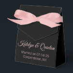Caixinha De Lembrancinhas Na moda Black & Pink Weding<br><div class="desc">Estas caixas de favor bonito adicionarão uma cor maravilhosa à sua recepção de casamento. Não só segurarão pequenos presentes para as suas damas de honra,  contínuos,  e outros,  estas caixas comemorarão também o maravilhoso dia. Personalizável. Por Sharon Lee Hudson.</div>