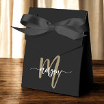 Caixinha De Lembrancinhas Na moda de Monograma Dourado Preto Moderno<br><div class="desc">Torne o seu evento inesquecível com as Caixas de Favor Modernas do Monograma Dourado Negro. Apresentando um fundo preto elegante com um monograma de ouro chico em uma elegante escrita moderna, essas caixas de favores acrescentam um toque luxuoso e sofisticado a qualquer celebração. Perfeitos para casamentos, aniversários, eventos corporativos, e...</div>