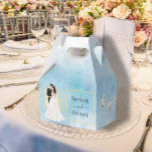 Caixinha De Lembrancinhas Noiva & Noivo Elegantes pombas voadoras Bodas<br><div class="desc">Com uma Noiva | Noivo pitoresco, adornado com dourado ascendente, rodeado por charme, agraciado por duas pombas gentis, este design exala elegância atemporal. Em cores azul e dourado. Os detalhes intrincados e o layout sofisticado estabelecem o tom perfeito para o seu dia especial. Personalize com os detalhes da sua festa...</div>