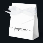 Caixinha De Lembrancinhas Nome com Monograma Feminino Branco Mínimo em Scrip<br><div class="desc">Caixa personalizada simples, minimalista, limpa e feminina com monograma do nome branco. Este design apresenta seu primeiro nome em uma linda tipografia de assinatura com estilo de letra manuscrita e cauda swash (ou caligrafia) em preto sobre fundo branco. Estas caixas de presente femininas são ótimas para distribuir presentes, presentes para...</div>