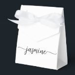 Caixinha De Lembrancinhas Nome com Monograma Feminino Branco Mínimo em Scrip<br><div class="desc">Caixa personalizada simples, minimalista, limpa e feminina com monograma do nome em branco. Este design apresenta seu primeiro nome em uma linda tipografia de assinatura com estilo de letra manuscrita e cauda swash (ou caligrafia) em preto sobre fundo branco. Estas caixas de presente femininas são ótimas para distribuir presentes, presentes...</div>