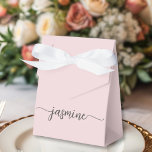 Caixinha De Lembrancinhas Nome com Script de Monograma Rosa Mínimo Corado Fe<br><div class="desc">Caixa personalizada feminina minimalista simples limpa com tom rosa blush com nome monograma assinatura em letra cursiva. Este design apresenta seu primeiro nome em uma linda tipografia de assinatura com estilo de letra manuscrita com cauda ornamentada (ou caligrafia) em um fundo rosa poeira pastel ou rosa blush claro. Essas caixas...</div>