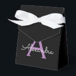 Caixinha De Lembrancinhas Nome de monograma feminino com escrita preta roxa<br><div class="desc">Caixas de presente de papel com monograma de brilho roxo e preto Adicione seu próprio nome. Isso torna o presente perfeito para aniversário de 16 anos,  casamento,  chá de noiva,  aniversário de casamento,  chá de bebê ou despedida de solteira para alguém que ama glamour,  luxo e estilos chiques.</div>