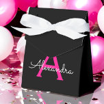 Caixinha De Lembrancinhas Nome do Monograma Girly Black Script Hot-Pink<br><div class="desc">Monograma com brilho rosa quente e branco repicante Adicione seu próprio nome Caixas de presentes em papel Isto faz o doce e perfeito aniversário de 16 anos,  casamento,  chá de panela,  aniversário,  chá de fraldas ou festa de solteira para alguém que ama luxo de vidro e estilos quíticos.</div>