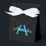 Caixinha De Lembrancinhas Nome do Monograma Girly de Script Preto Azul<br><div class="desc">Monograma de brilho azul e preto Adicionar seu próprio nome Caixas de presentes em papel Isto faz o doce e perfeito aniversário de 16 anos,  casamento,  chá de panela,  aniversário,  chá de fraldas ou festa de solteira para alguém que ama luxo de vidro e estilos quicos.</div>