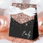 Caixinha De Lembrancinhas Nome do Monograma Glitter Cinza Rosa Negra<br><div class="desc">Menina Negra e Rosa Dourada - Blush Pink Sparkle Glitter Monogramas Name e Initial Paper Party Gift Boxes Isto faz o doce e perfeito aniversário de 16 anos,  casamento,  chá de panela,  aniversário,  chá de fraldas ou presente de festa de solteira para alguém que ama luxo e estilos quíticos.</div>