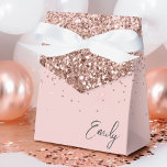 Caixinha De Lembrancinhas Nome do Monograma Glitter Girly Rosa Blush<br><div class="desc">Menina Rosa Dourada - Blush Pink Sparkle Glitter Monogramme Name e boxes iniciais da festa de papel Isto faz o doce e perfeito aniversário de 16 anos, casamento, chá de panela, aniversário, chá de fraldas ou presente de festa de solteira para alguém que ama luxo de vidro e estilos quíticos....</div>