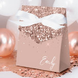 Caixinha De Lembrancinhas Nome do Monograma Glitter Girly Rosa Blush<br><div class="desc">Menina Rosa Dourada - Blush Pink Sparkle Glitter Monogramme Name e boxes iniciais da festa de papel Isto faz o doce e perfeito aniversário de 16 anos, casamento, chá de panela, aniversário, chá de fraldas ou presente de festa de solteira para alguém que ama luxo de vidro e estilos quíticos....</div>