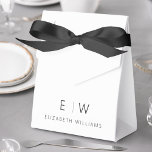 Caixinha De Lembrancinhas Nome do Monograma Mínimo Moderno Branco Negro<br><div class="desc">Eleve os favores do seu evento com a nossa Clássica Elegante Caixa de Favoritos do Monograma Moderno Minimalista. Meticulosamente projetados, esses favoritos combinam perfeitamente a sofisticação do eterno com o minimalismo contemporâneo, fazer-os de um na moda e memorável adição à sua celebração. Feito com precisão e atenção ao detalhe, essas...</div>