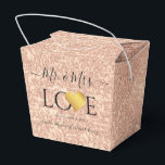 Caixinha De Lembrancinhas Nome do Roteiro do Coração Rosa Dourado de Casamen<br><div class="desc">O ouro rosa-casado, Dourado Nome do Coração Sr. e Sra. favorito de casamento Faux Dourado do roteiro preto Sr. e Sra. Monograma Nomes personalizados O casamento favorece o Black Script Dourado Nome Sr. e Sra. Elegante e personalizado, você pode mudar a cor de fundo (foto impressa falso coração de ouro),...</div>