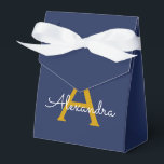 Caixinha De Lembrancinhas Nome Moderno do Monograma de Script Girly Dourado<br><div class="desc">Monograma de Brilhante Azul, Dourado e Marinho Monograma de Brilhante Adicione seu próprio nome Caixas de Presente em Papel Isto faz o doce e perfeito aniversário de 16 anos, casamento, chá de panela, aniversário, chá de fraldas ou presente de festa de solteira para alguém que ama luxo de luxo e...</div>