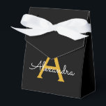 Caixinha De Lembrancinhas Nome Moderno do Monograma de Script Menino Dourado<br><div class="desc">Monograma de brilho Dourado e preto Adicione seu próprio nome Caixas de presentes em papel Isto faz o doce e perfeito presente de 16 anos,  casamento,  chá de panela,  aniversário,  chá de fraldas ou festa de solteira para alguém que ama luxo de vidro e estilos quíticos.</div>