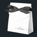 Caixinha De Lembrancinhas Nome Moderno do Monograma de Script Negra Branca<br><div class="desc">Monograma de brilho branco e preto Adicione seu próprio nome Papelão de Festas Boxes Isto faz o doce e perfeito presente de 16 anos,  casamento,  chá de panela,  aniversário,  chá de fraldas ou festa de solteira para alguém que ama luxo de luxo e estilos quíticos.</div>