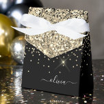 Caixinha De Lembrancinhas Nome Monograma Brilhante Glitter Feminino Dourado<br><div class="desc">Caixas de Presente de Papel Dourado e Preto com Glitter Monograma Nome e Inicial Isto faz o presente perfeito para o aniversário de 16 anos,  casamento,  chá de noiva,  aniversário de casamento,  chá de bebê ou despedida de solteira para alguém que ama luxo e estilos chiques.</div>